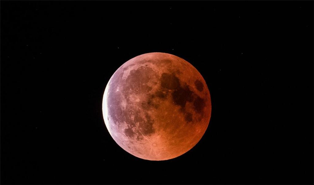 Die Chancen auf freie Sicht auf die totale Mondfinsternis am Sonntag vor allem im Süden und Nordwesten Deutschlands hoch. (Symbolbild)