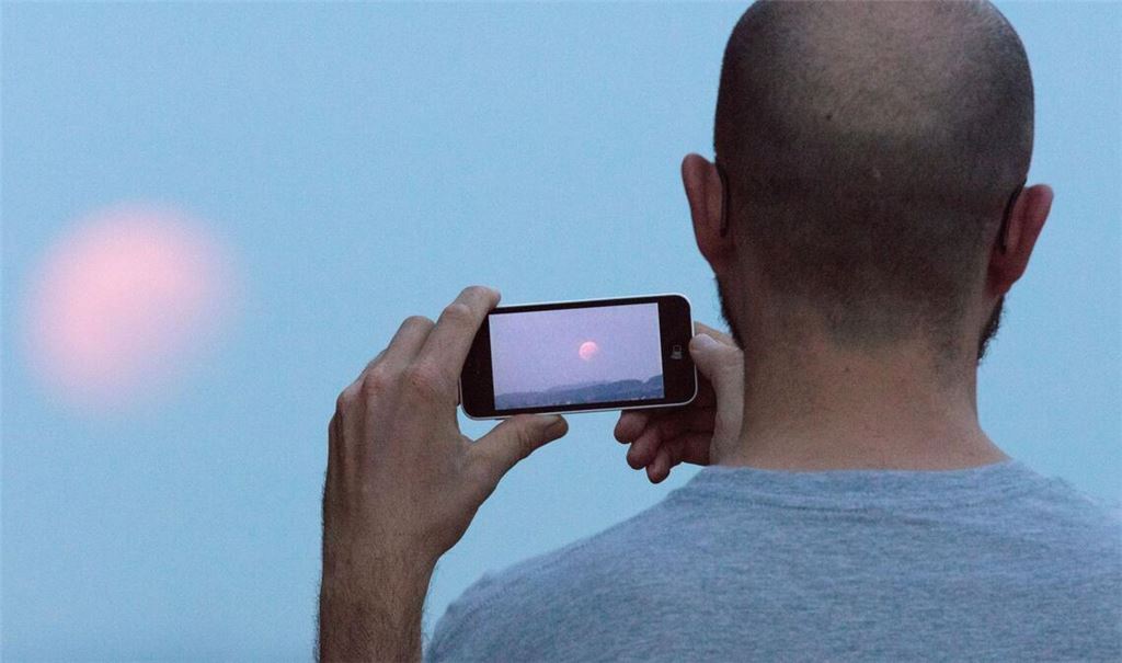 Die Chancen auf freie Sicht auf die totale Mondfinsternis am Sonntag vor allem im Süden und Nordwesten Deutschlands hoch. (Symbolbild)