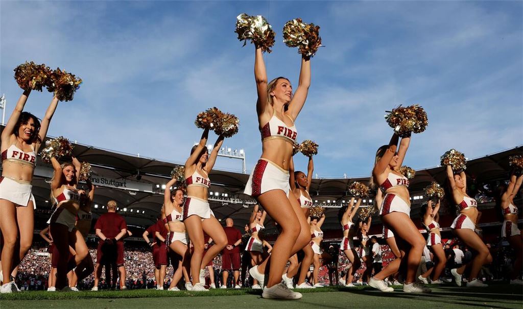 Die Cheerleader tanzen in der MHP Arena.