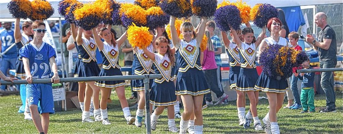 Die Cheerleader vom Trommler- und Pfeiferkorps Mühlacker unterstützen in dieser Saison die Pforzheimer Wilddogs in der Oberliga. Fotos: Rubner