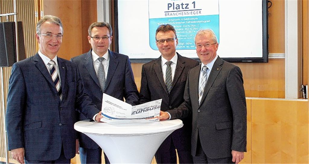 Die Chefbanker der Volksbank Pforzheim, v.li. Jürgen Zachmann, René Baum, Frank Bischoff und Fritz Schäfer, sind nicht nur mit dem Geschäftsverlauf zufrieden, sondern freuen sich auch über die erneute Sieger-Platzierung bei der Kundenzufriedenheit im Pforzheimer Bankenvergleich.Foto: Kollros