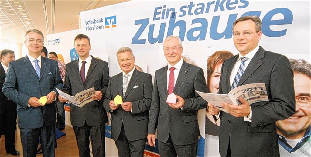 Die Chefs der Volksbank Pforzheim freuen sich über ein gutes Ergebnis (v. li.): Vorstandsvorsitzender Jürgen Zachmann, Vorstand Frank Bischoff, Aufsichtsratsvorsitzender Gerhard Bossert,stellvertretender Vorstandsvorsitzender Fritz Schäfer und Vorstandsmitglied René Baum. Foto; Kollros