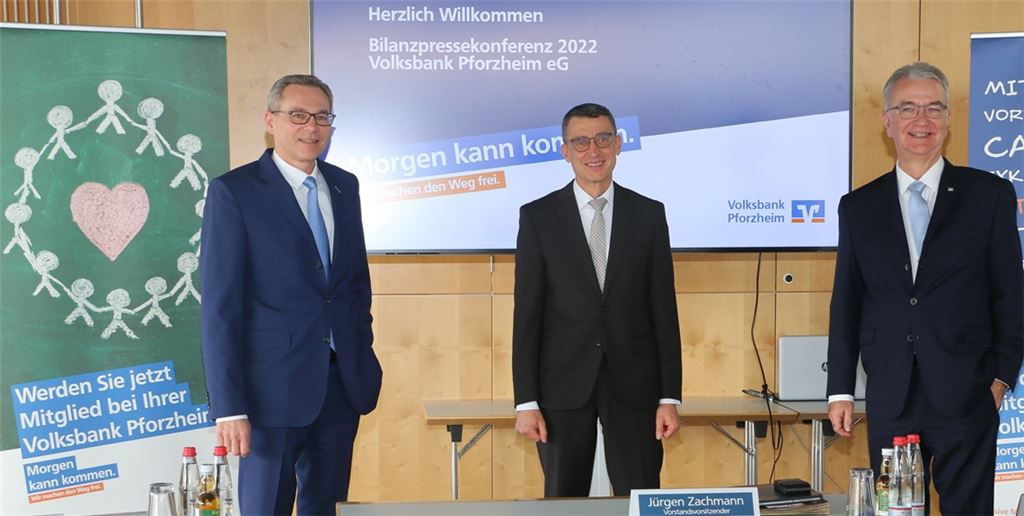 Die Chefs der Volksbank Pforzheim (v.re.): Vorstandsvorsitzender Jürgen Zachmann und die Vorstandsmitglieder Ralf Günther-Schmidt und René Baum.Foto: Sadler