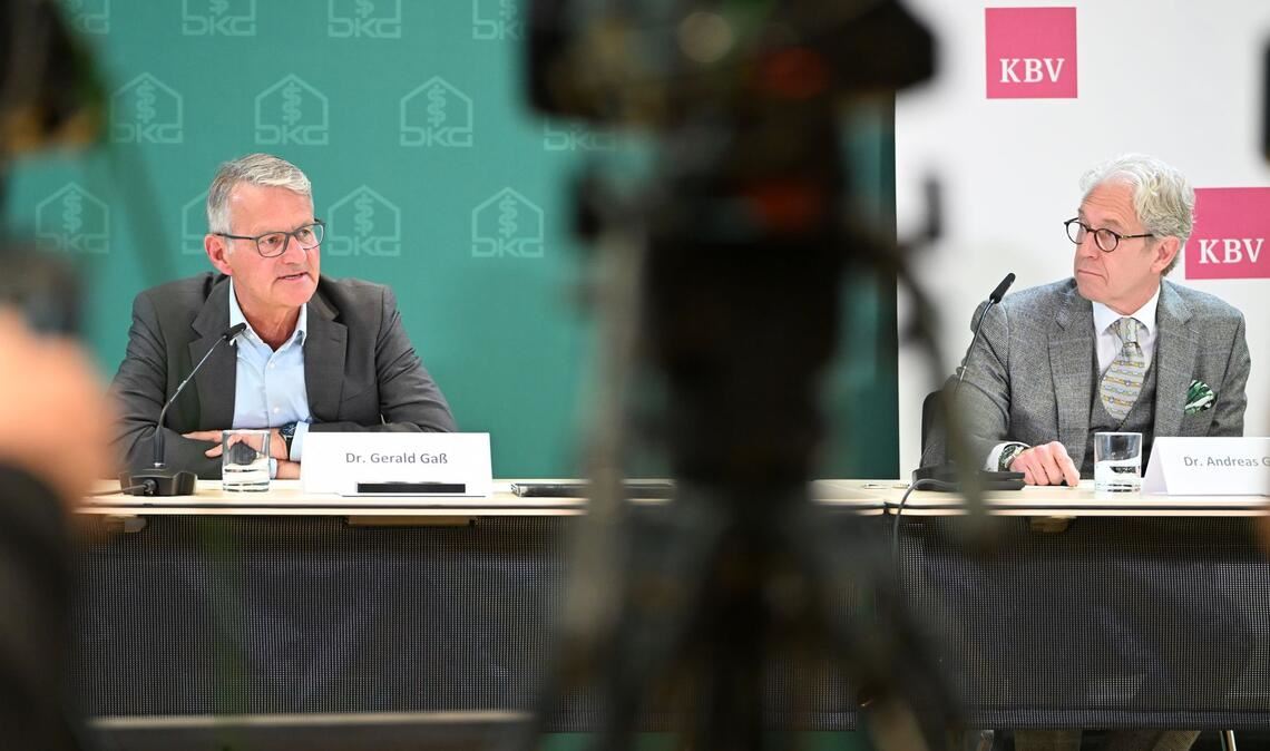 Die Chefs von Kassenärzten und Klinikbranche warnen vor längeren Wartezeiten.