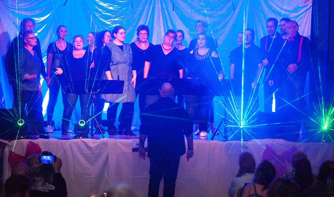 Die Chöre Satisfaction und Together des Sängerbunds Zaisersweiher stehen nach langer Pause wieder auf der Bühne und überzeugen beim Comeback. Foto: Fotomoment