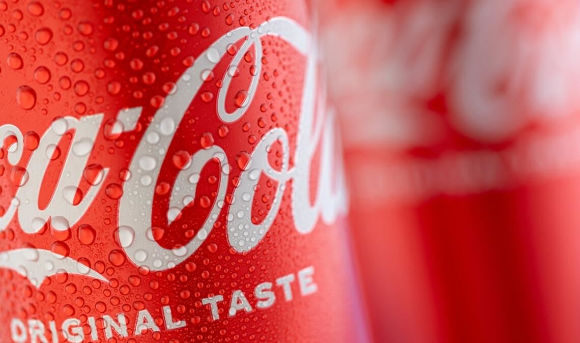 Die Coca-Cola-Aktie fällt um 4 %, nachdem gemischte Quartalszahlen und ein gedämpfter Ausblick für 2026 veröffentlicht wurden. Was steckt hinter dem Kursrückgang?