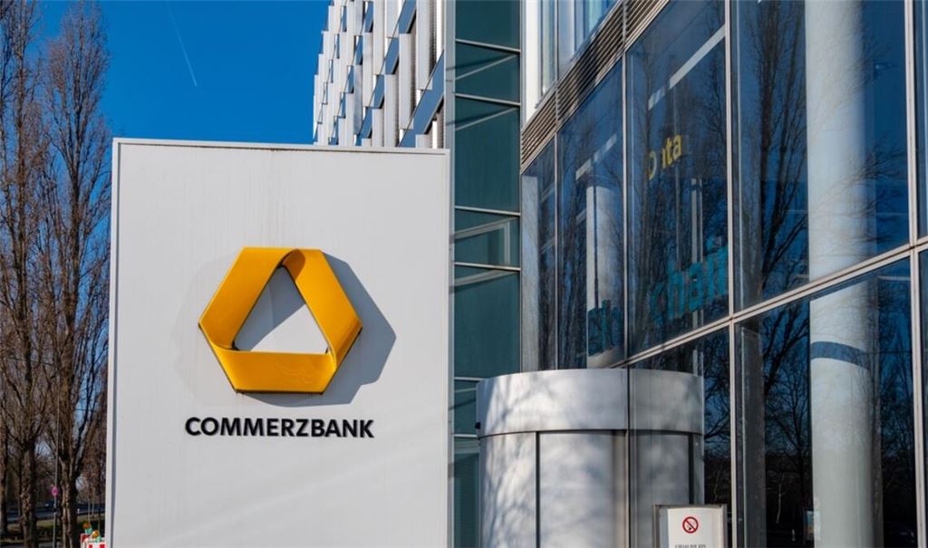 Die Commerzbank-Aktie verliert am 26. August 2025 über 5 Prozent. Gründe sind Analysten-Abstufungen, Übernahmespekulationen durch UniCredit und ein schwaches Marktumfeld.