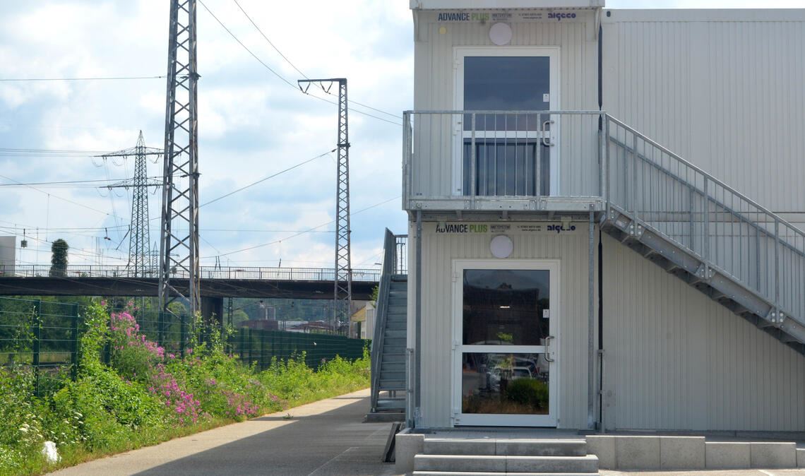 Die Container-Wohnanlage in Bahnhofsnähe in Mühlacker: Wie viel Zeit soll die Stadt in die Betreuung von Geflüchteten nicht nur in dieser Unterkunft investieren? Foto: Stahlfeld
