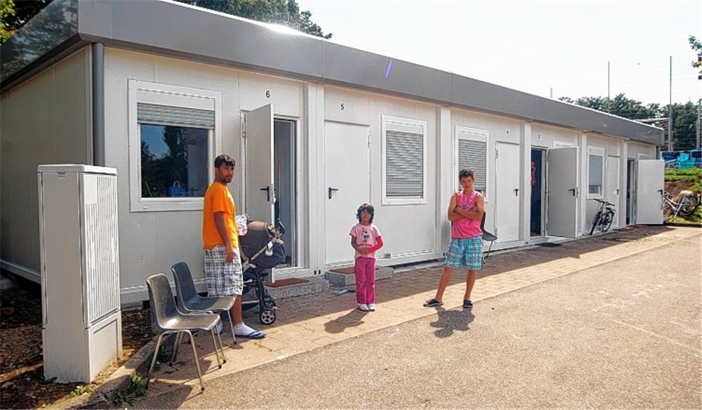 Die Container, die an der Wiernsheimer Lindenhalle aufgestellt wurden, bieten insgesamt 27 Asylbewerbern eine Heimat auf Zeit.