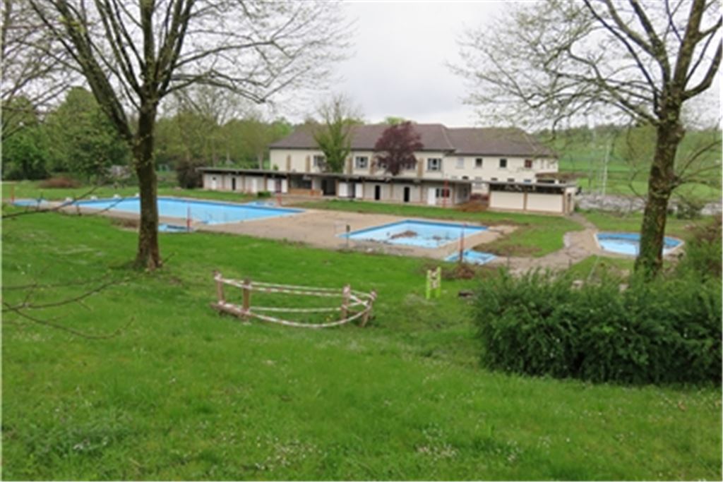 Die Corona-Pandemie hat nichts damit zu tun, dass im Knittlinger Freibad dieses Jahr kein Betrieb herrschen wird. Wie berichtet, wird die Freizeiteinrichtung grundlegend erneuert. Fotos: Becker