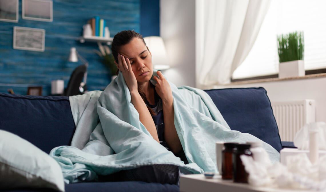 Die Corona-Variante Stratus dominiert im Oktober 2025. Welche Symptome jetzt häufig auftreten & wie stark die Infektion verläuft.