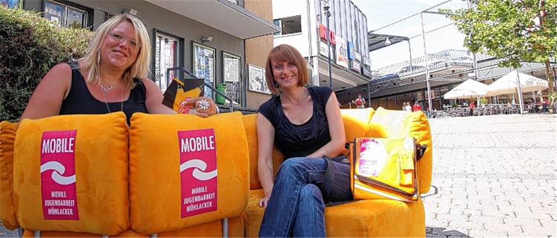 Die Couch bietet Gesprächsmöglichkeiten in lockerer Atmosphäre, und dieses Angebot der Mobilen Jugendhilfe hat sich etabliert, berichten Nathalie Pavan (li.) und Elena Schwegler. 