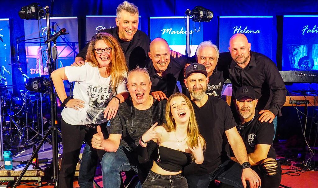 Die Cover- und Partyband „BESSER-Live“ begeistert beim Konzert im Musikvereinsheim mit einem abwechslungsreichen Mix aus Rock- und Popklassikern. Fotos: Müller