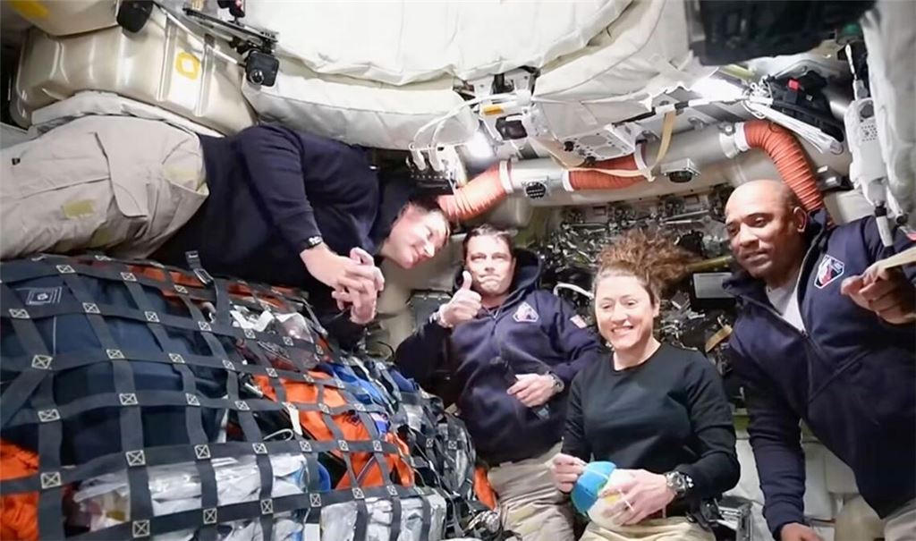 Die Crew der Artemis 2 ist wieder wohlbehalten auf der Erde gelandet.
