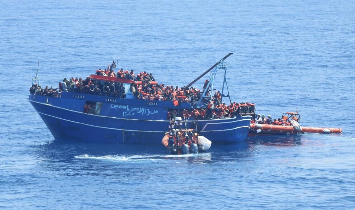 Die Crew der "Geo Barents" (nicht im Bild) holte mehr als 600 Menschen in einer dreistündigen Aktion an Bord - darunter viele Minderjährige.