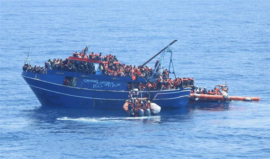 Die Crew der "Geo Barents" (nicht im Bild) holte mehr als 600 Menschen in einer dreistündigen Aktion an Bord - darunter viele Minderjährige.