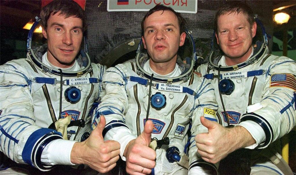 Die Crew, die als erste die Internationale Raumstation ISS bewohnte: US-Astronaut Bill Shepherd (l-r) und die russischen Kosmonauten Juri Gidsenko und Sergej Krikaljow, heben die Daumen vor ihrer Sojus-Rakete. (Archivbild)