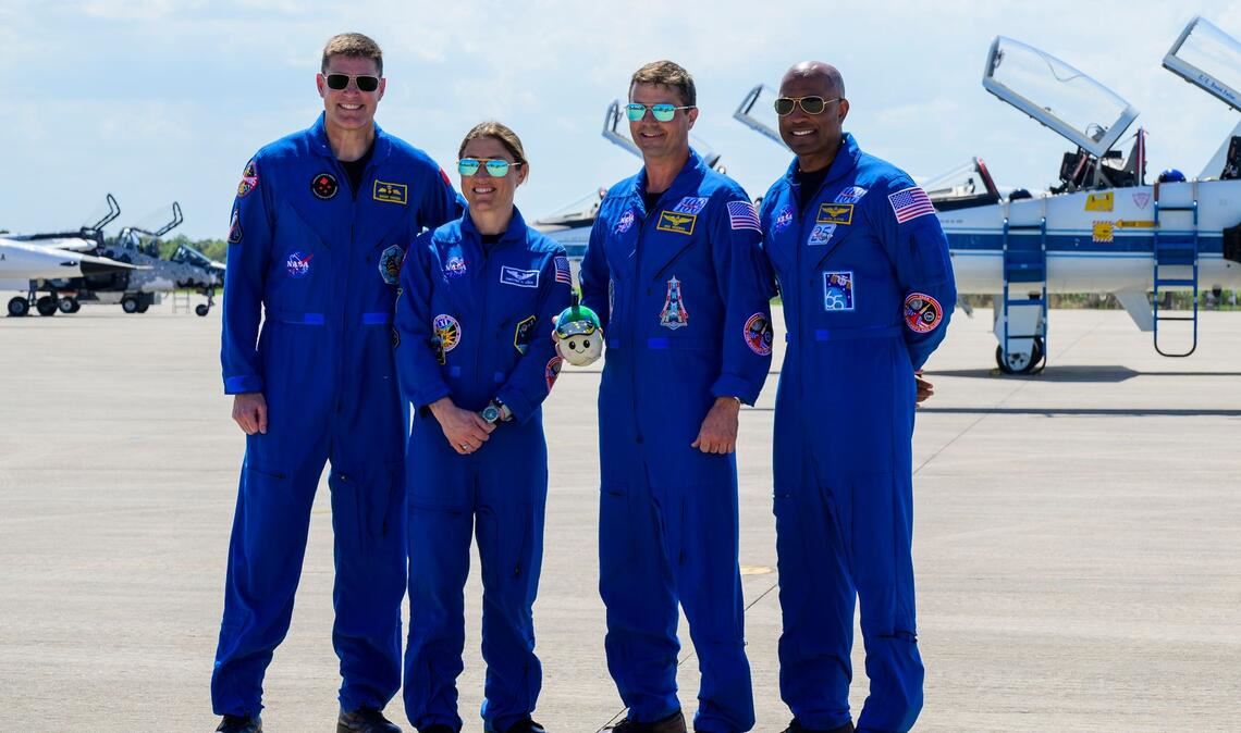 Die Crew ist am Weltraumbahnhof angekommen.