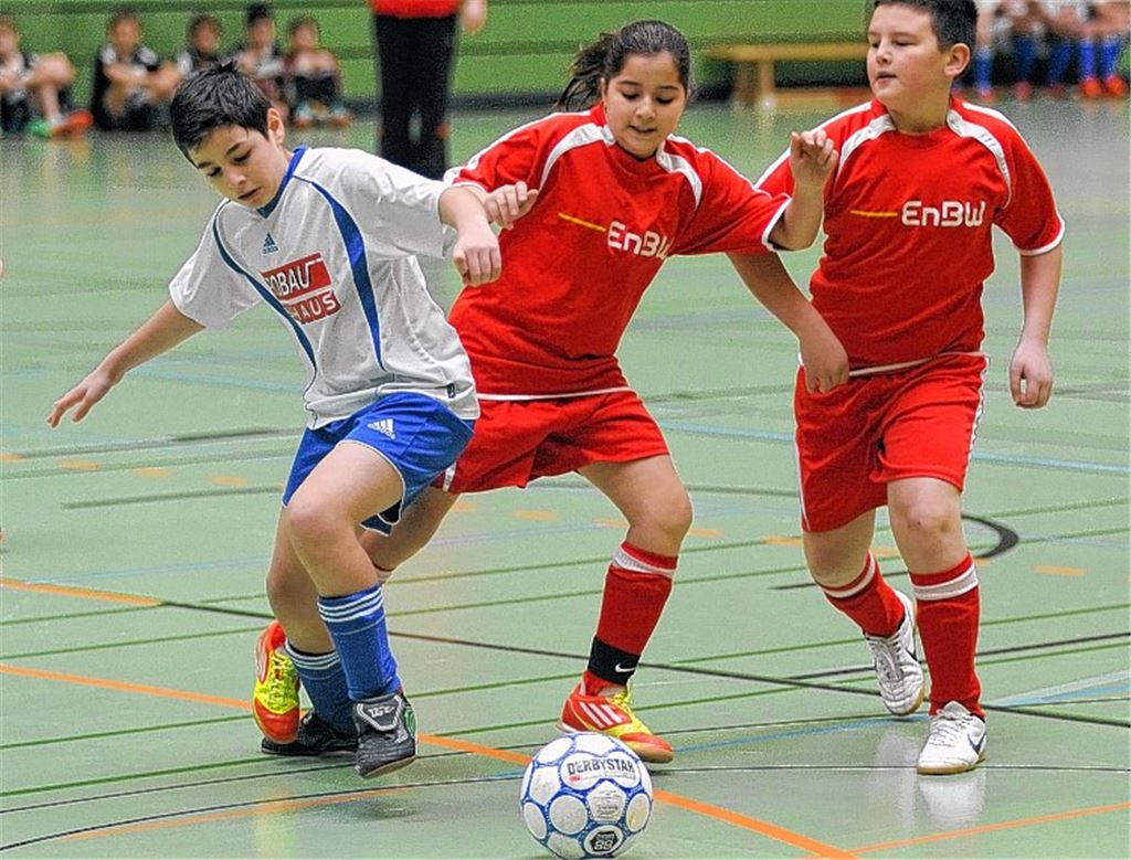 Die D-Jugend der Sportfreunde (rote Trikots) knöpft Dillweißenstein den Ball ab. Foto: Fotomoment