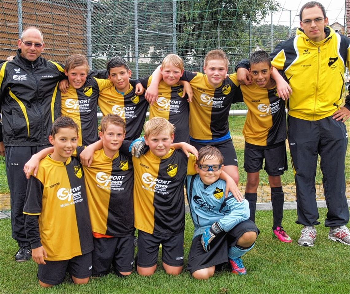 Die D-Junioren mit ihren Trainern Olaf Fink (li) und Fabian Bergtold Foto: Appich