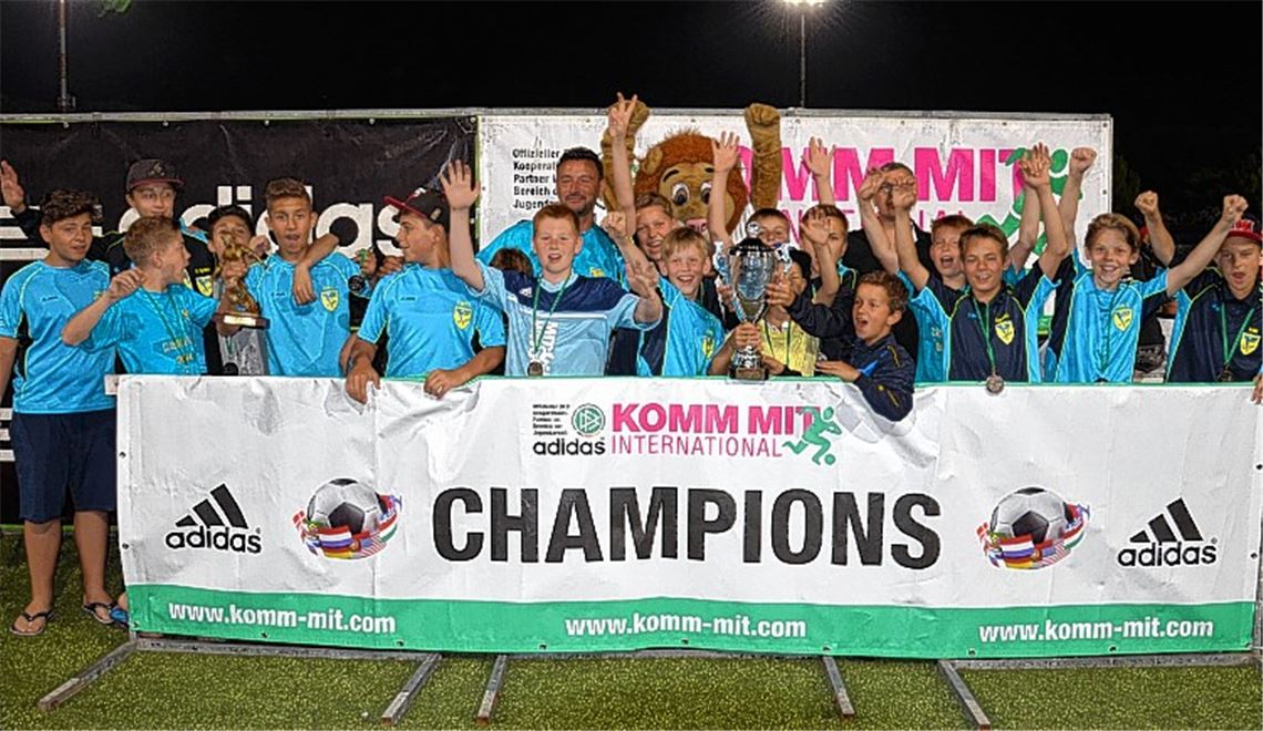 Die D-Junioren von Phönix Lomersheim feiern ihren Erfolg. Foto: privat