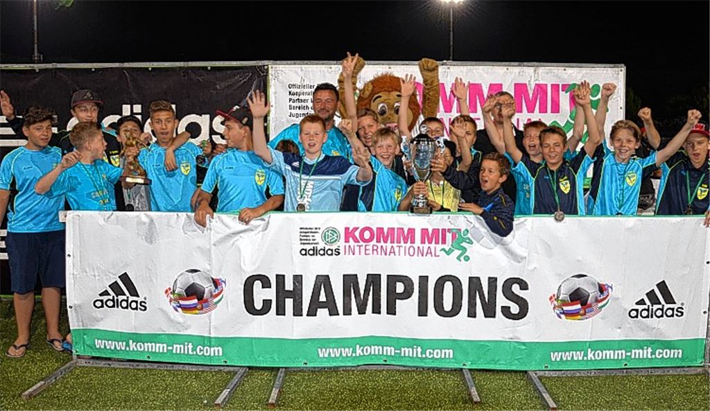 Die D-Junioren von Phönix Lomersheim feiern ihren Erfolg. Foto: privat