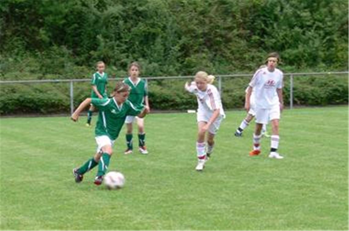 Die D-Juniorinnen aus Sternenfels in den grünen Trikots stürmen gegen den FV Löchgau. Erstmals ist ein Turnier für Mädchenteams beim Sandbergcup dabei. Fotos: Garhöfer