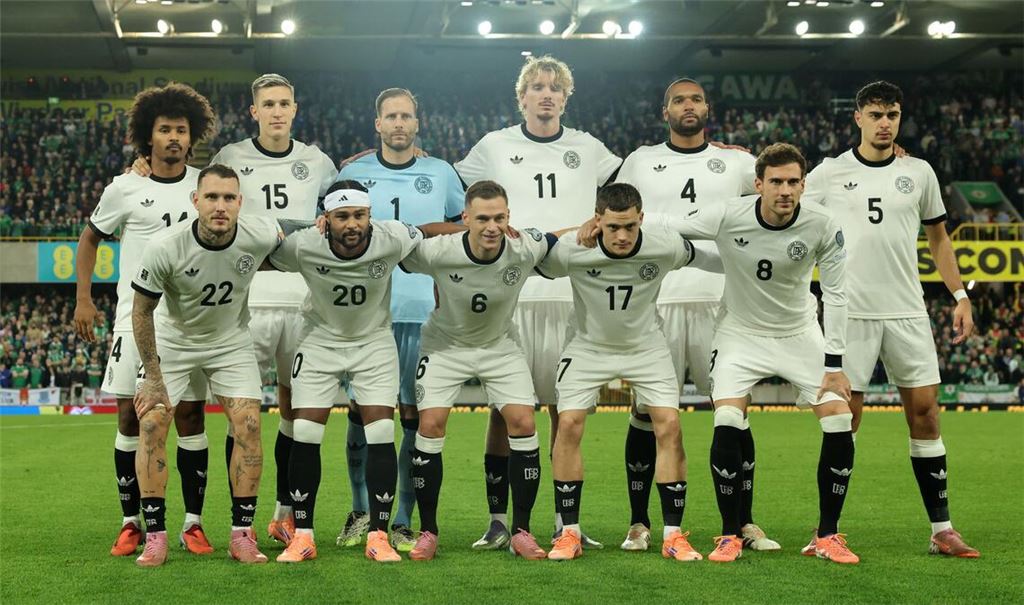 Die DFB-Elf stellt sich zum Team-Foto im Windsor Park.