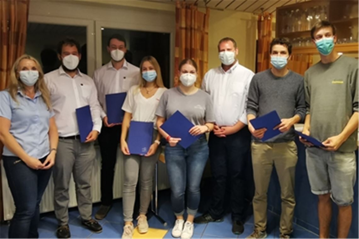 DLRG Mühlacker trotz oder wegen Corona sehr aktiv Die DLRG-Ortsgruppe Mühlacker ehrt Mitglieder des Vereins für ihr ehrenamtliches Engagement (v.li.): Vorsitzende Silke Klaar, Moritz Speidel, Christian Bauer, Jule Gebauer, Rebecca Rieger, der zweite Vorsitzende Lars Möller, Laurin Räuchle und Leon Schick. Fotos: privat