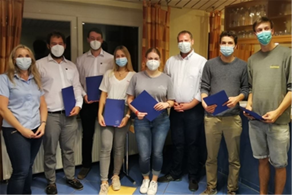 Die DLRG-Ortsgruppe Mühlacker ehrt Mitglieder des Vereins für ihr ehrenamtliches Engagement (v.li.): Vorsitzende Silke Klaar, Moritz Speidel, Christian Bauer, Jule Gebauer, Rebecca Rieger, der zweite Vorsitzende Lars Möller, Laurin Räuchle und Leon Schick. Fotos: privat