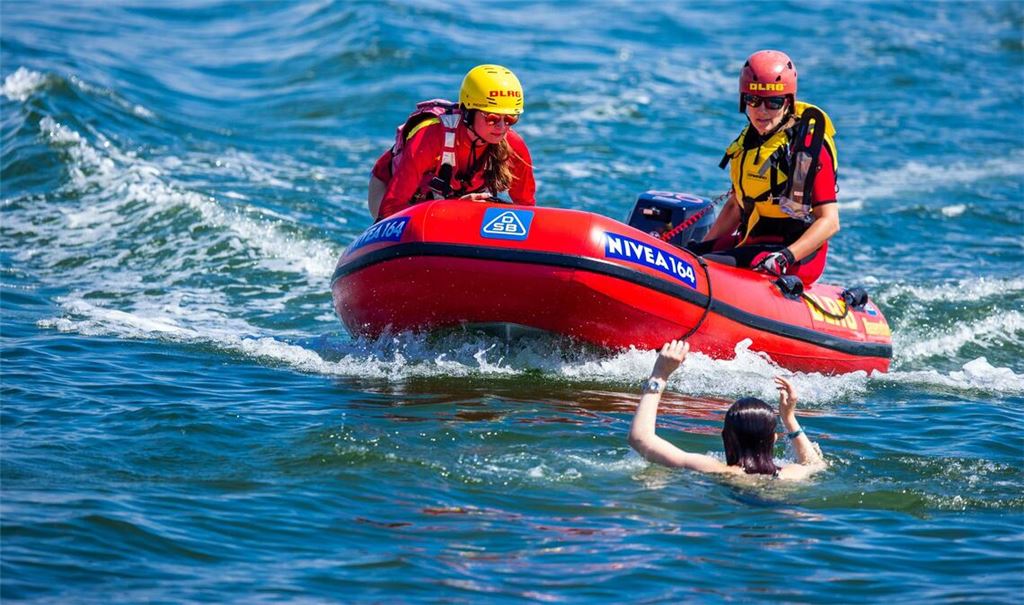 Die DLRG-Rettungsschwimmer retten im vergangenen Jahr wieder vielen Menschen das Leben. (Archivbild)