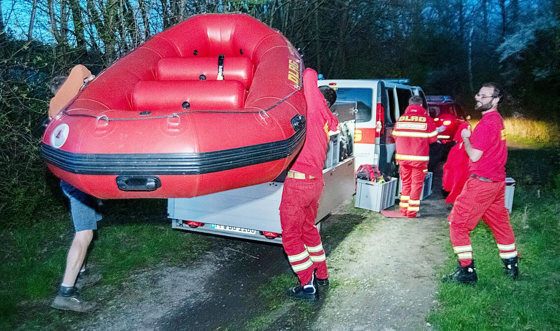 Die DLRG kann ihr Boot wieder einpacken, nachdem die Polizei, die auf einem Feldweg auf den Gesuchten gestoßen war, Entwarnung gegeben hatte.Foto: Fotomoment
