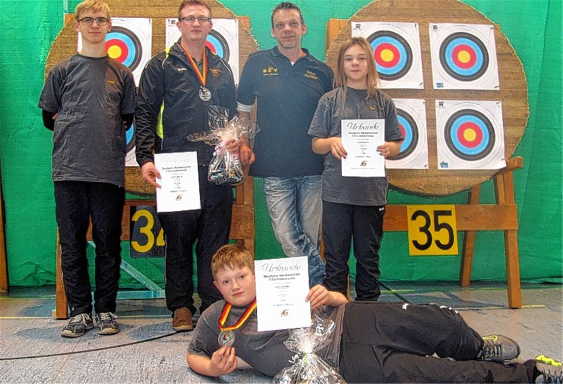 Die DM-Teilnehmer des BSV Sternenfels mit den frischgebackenen Deutschen Vizemeistern Kevin Allenstein (liegend) und Simon Pflüger (2.v.li.)