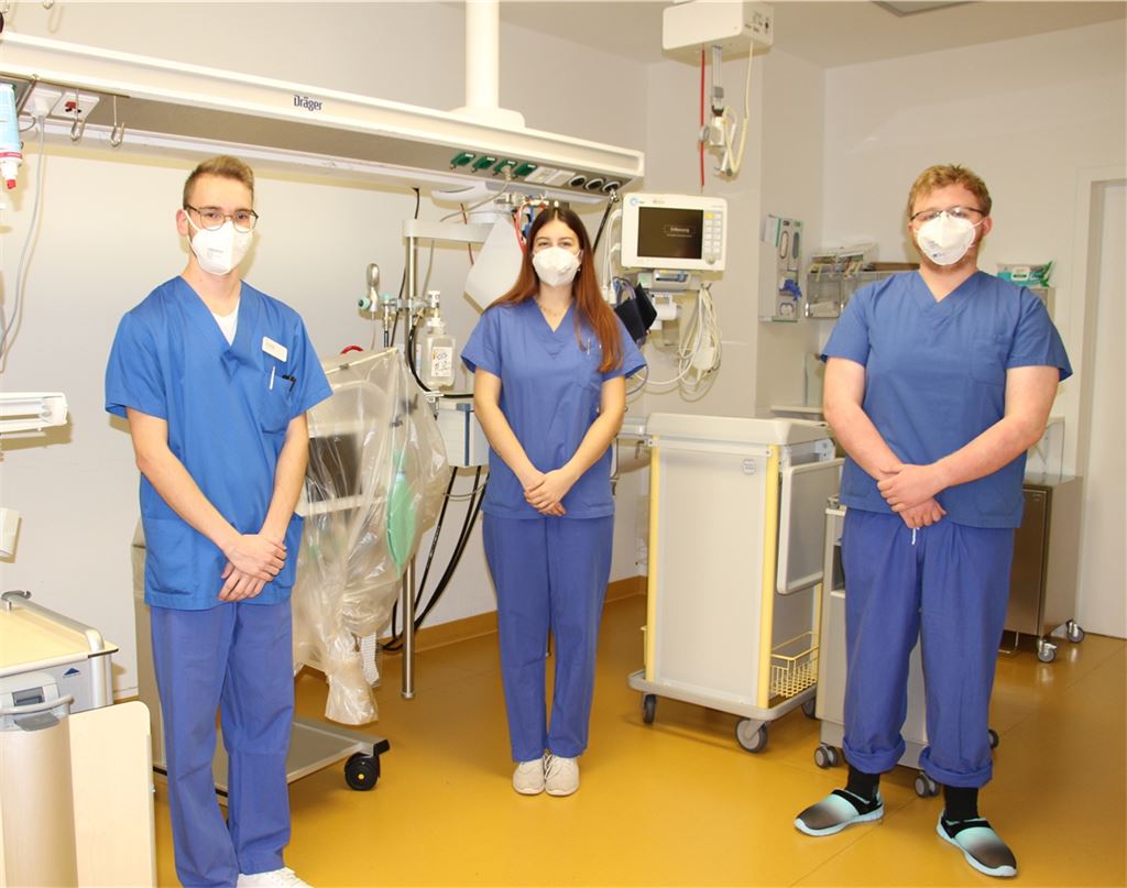 Die DRK-Notfallsanitäter-Auszubildenden Jan Bohlinger, Demi Moor und Jonas Rabold (v. li.) sind am Pforzheimer Helios-Klinikum im Einsatz. Foto: Helios-Klinikum Pforzheim
