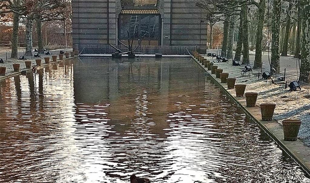 Die Damaszenerhalle am Langen See in der Wilhelma soll bis 2028 saniert sein. Sie ist derzeit geschlossen.