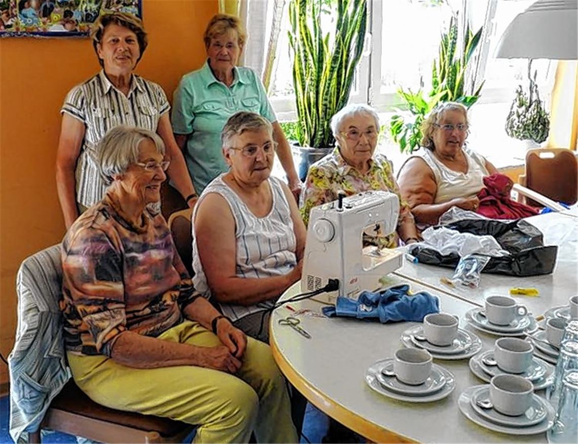Die Damen des Nähkreises mit der neuen Nähmaschine.