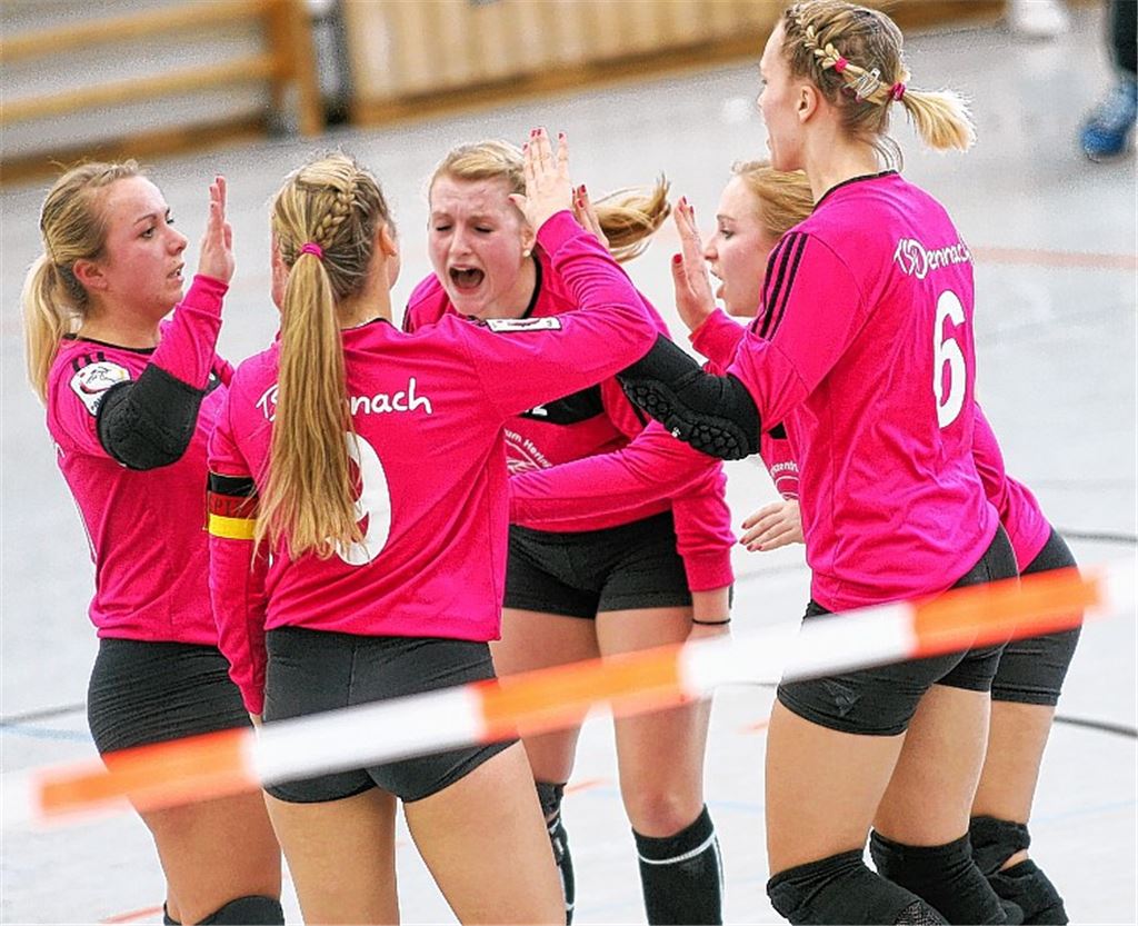 Die Damen des TSV Dennach freuen sich über DM-Silber im Faustball. 