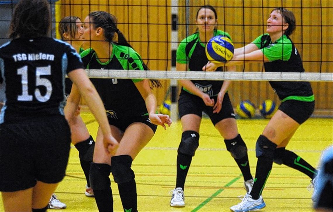 Die Damen des TSV Knittlingen (grüne Ärmel) sind das klar bessere Team und schlagen die TSG Niefern zum zweiten Mal in dieser Saison. Fotos: Fotomoment