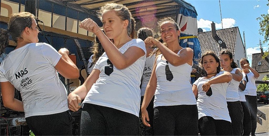 Die Dance Crew der Mörike-Realschule nutzt mit ihrem viel umjubelten Auftritt den Schulhof als große Freiluftbühne. Fotos: Stahlfeld