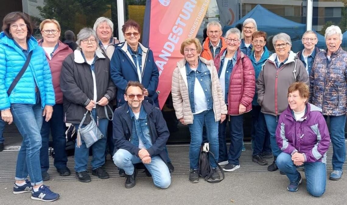 Die „Dancing Grannys unter der Leistung von Sabine Lindauer (unten re.). Foto: privat