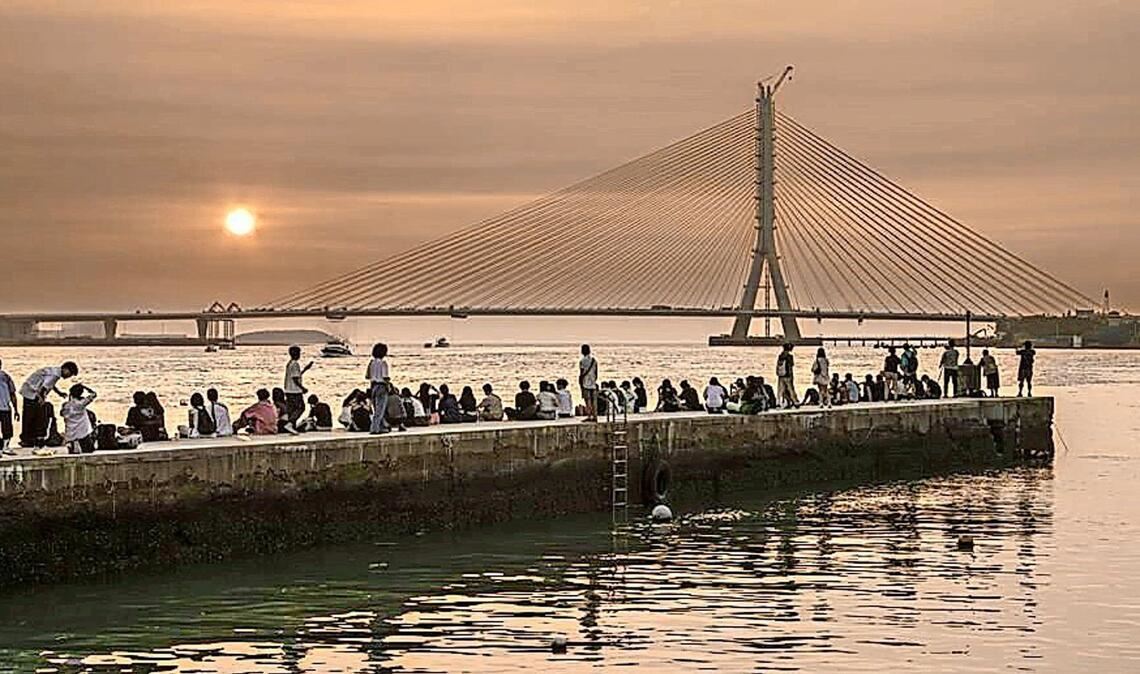 Die Danjiang-Brücke im Sonnenuntergang.