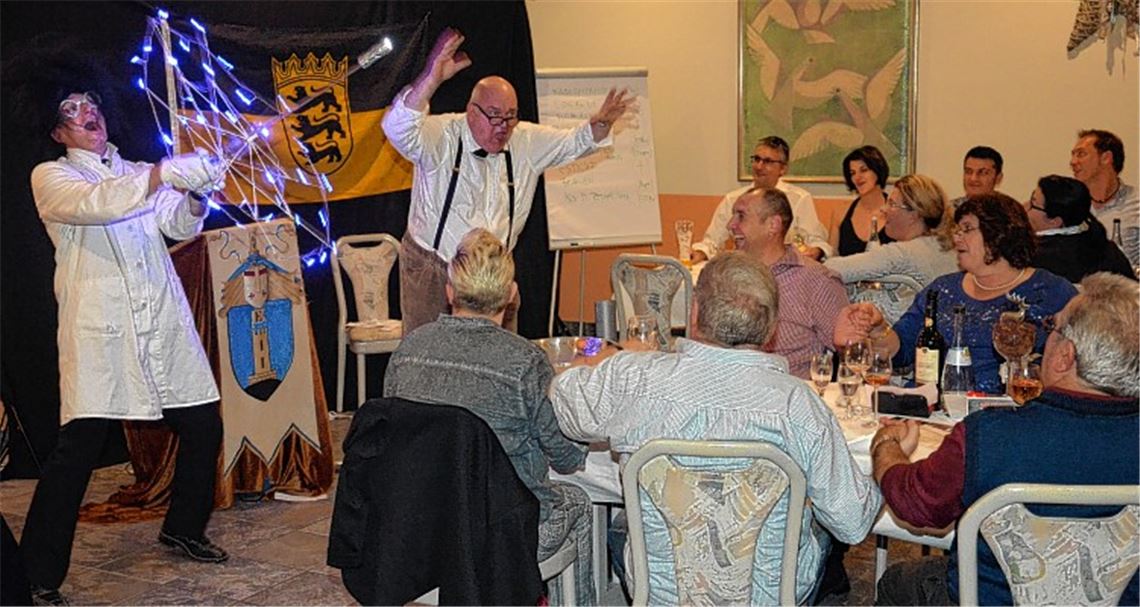 Die Darsteller Martin Schäfer und Olaf Mill (v.li.) von „Testament à la carte“ sorgen beim interaktiven „Kriminal Comedy Dinner“ im Restaurant Krauth für gute Laune.