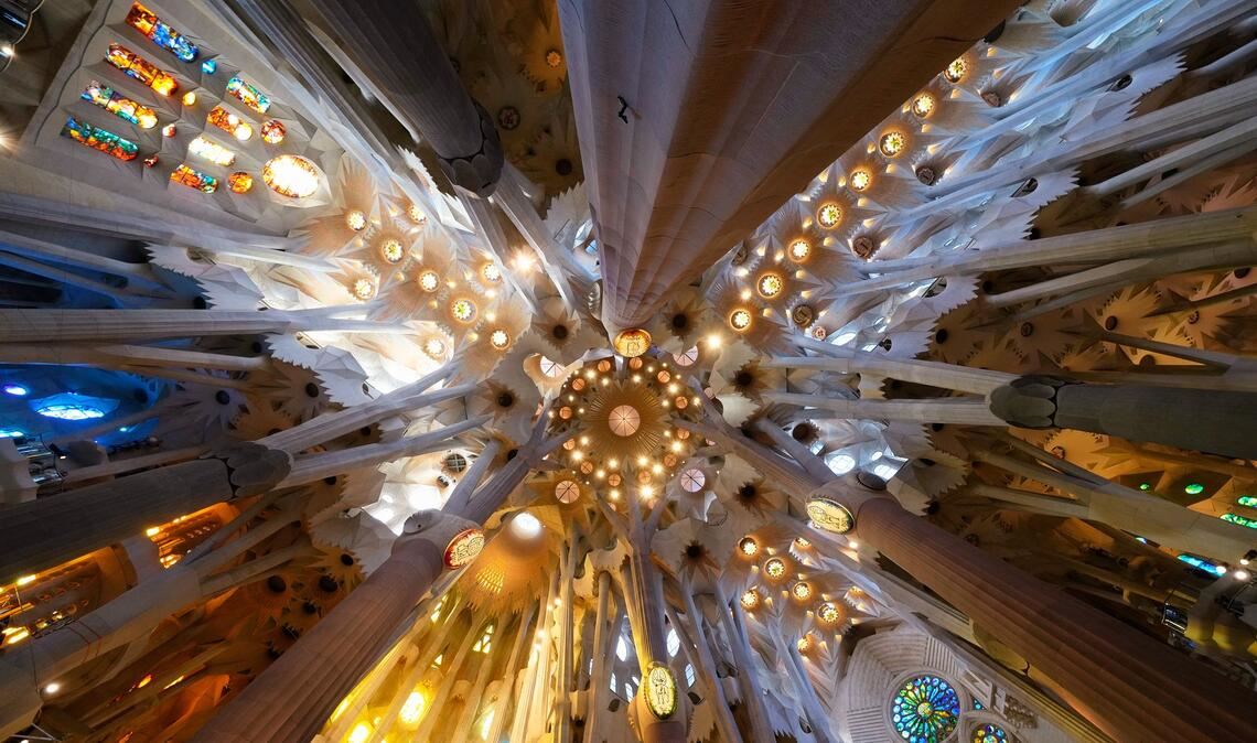 Die Decke der Basilika der Sagrada Familia in Barcelona vor der Ankunft des Papstes zur Feier eines Gottesdienstes.