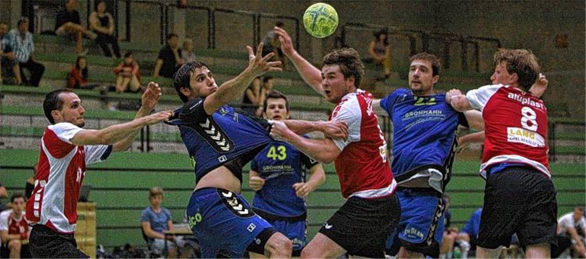 Die Defensive der HSG Rintheim (rote Trikots) packt herzhaft zu: Blau-Gelb Mühlacker rennt sich mit seinen Angriffen immer wieder fest. Foto: Eigner