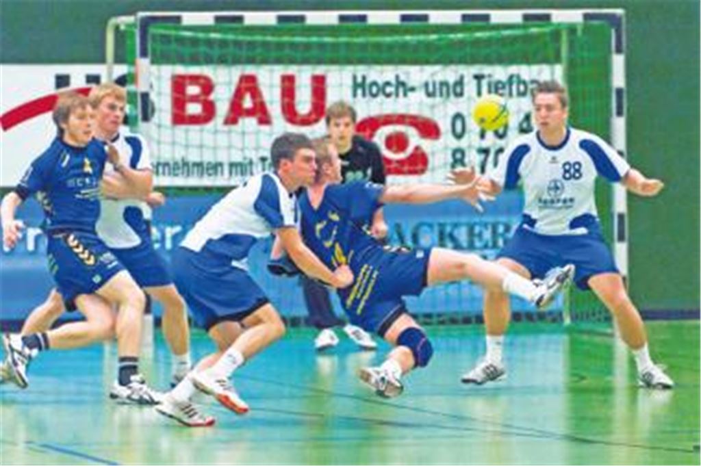 Die Defensive des TV Ispringen (weiße Trikots) weiß Mühlackers Jörg Bidlingmaier (2. v. re.) häufig nur mit unfairen Mitteln zu stoppen. Foto: Zschorsch