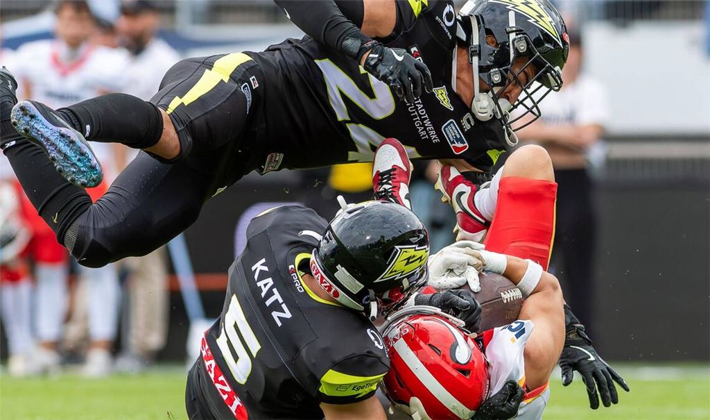 Die Defensive von Stuttgart Surge leistet herausragende Arbeit: Mitch Fettig (oben) und Konstantin Katz stoppen mit vereinten Kräften einen Angriff der Madrid Bravos.