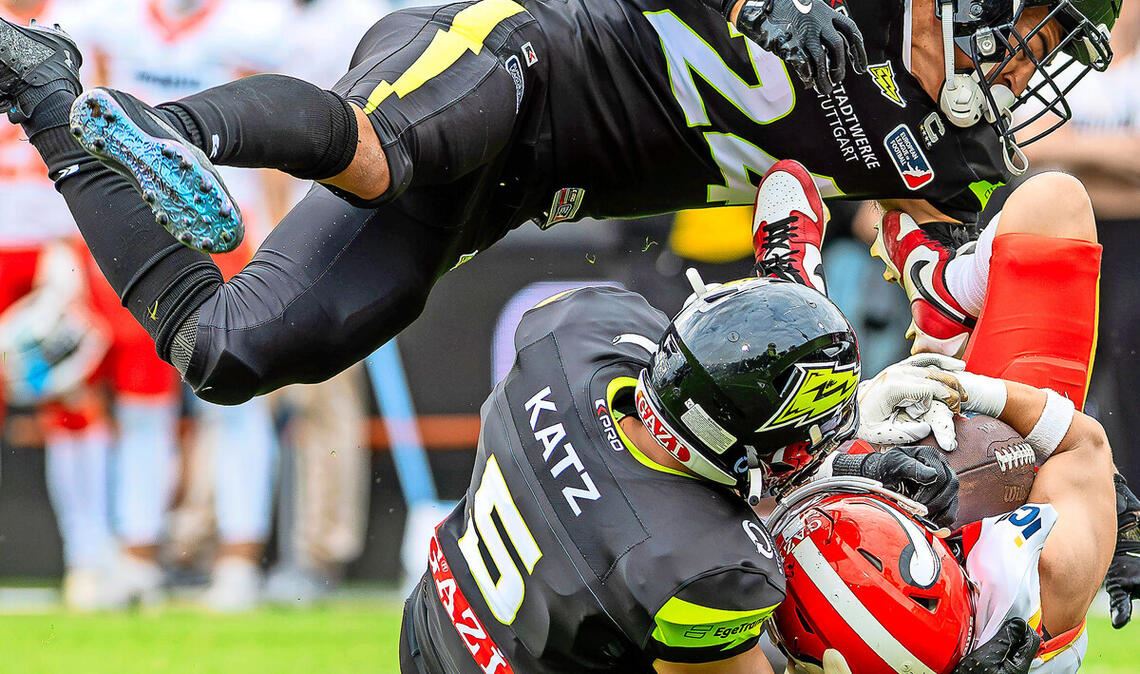 Die Defensive von Stuttgart Surge leistet herausragende Arbeit: Mitch Fettig (oben) und Konstantin Katz stoppen mit vereinten Kräften einen Angriff der Madrid Bravos.
