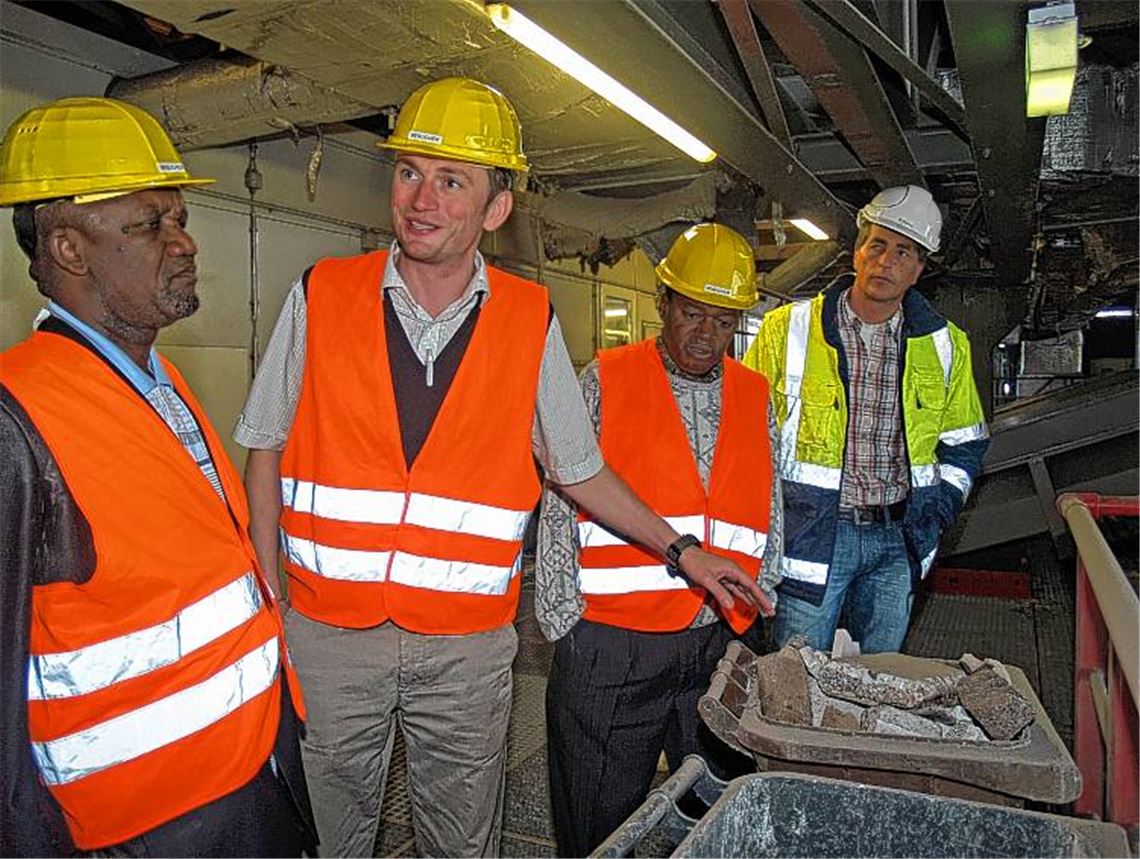 Die Delegation aus Tansania besucht unter anderem die Sortieranlage der Sita in Ölbronn und die Enzkreiskliniken in Mühlacker. Fotos: Filitz
