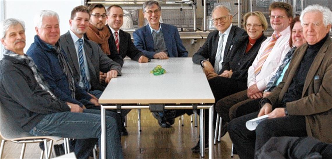 Die Delegation sitzt in der Mensa des neuen Bildungszentrums und spricht über die Einrichtung.