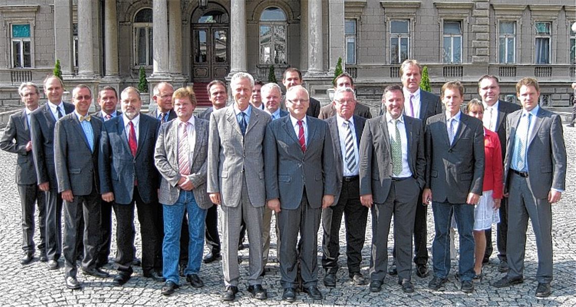 Die Delegation vor dem Amtssitz des Belgrader Oberbürgermeisters.